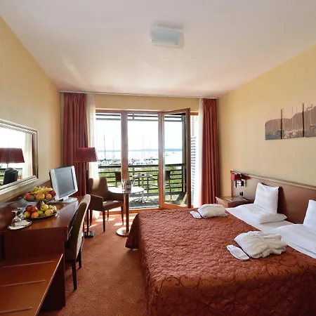 Golden 4* באלאטונפורד