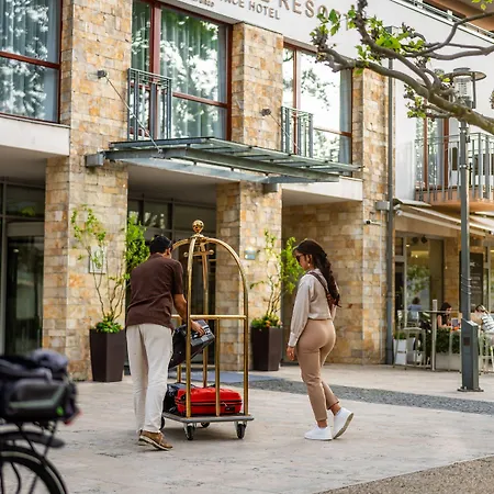 Golden 4* באלאטונפורד